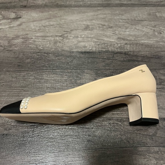 Like New Chanel Heels Beige and Black with pearls - Picture 4 of 13